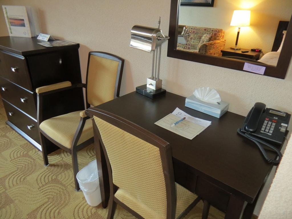 Shoreside Inn & Suites Wabamun Room photo